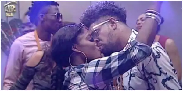 #Bbnaija: Bisola Forgives Thintalltony As They Hug Each Other On Stage (Watch Video)